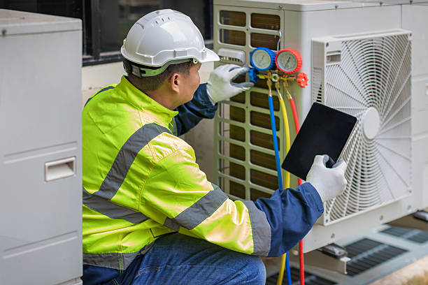 Professional Hvac technician working in Bourbonnais, IL